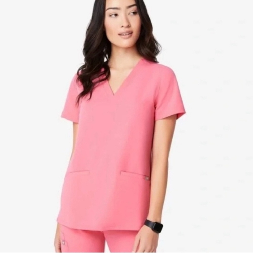 Figs Casma 3 Pocket Top Neon Pink